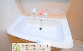 ※室内写真は同マンション内の303号室のものです。