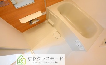 ※室内写真は同マンション内の303号室のものです。
