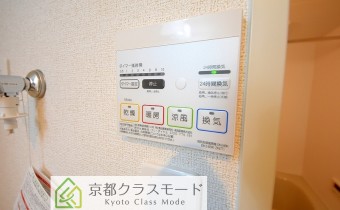 ※室内写真は同マンション内の303号室のものです。