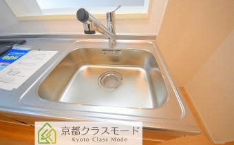 ※室内写真は同マンション内の303号室のものです。