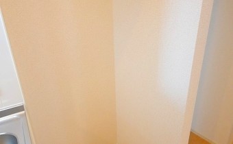 ※室内写真は同マンション内の303号室のものです。