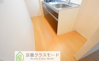 ※室内写真は同マンション内の303号室のものです。