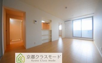 ※室内写真は同マンション内の303号室のものです。