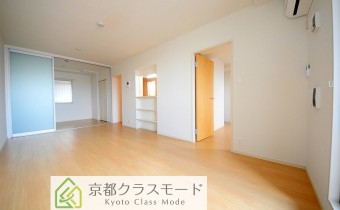 ※室内写真は同マンション内の303号室のものです。