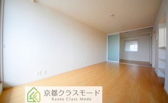 ※室内写真は同マンション内の303号室のものです。