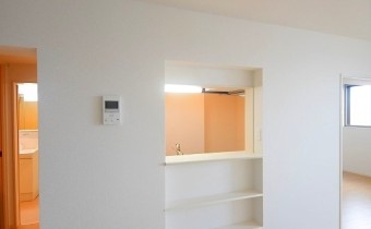 ※室内写真は同マンション内の303号室のものです。