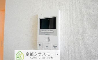 ※室内写真は同マンション内の303号室のものです。