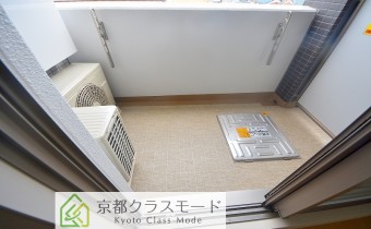 ※室内写真は同マンション内の303号室のものです。