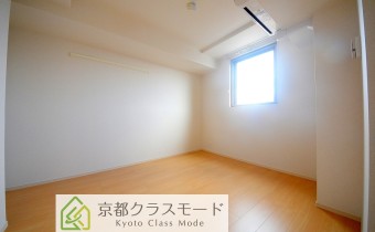 ※室内写真は同マンション内の303号室のものです。