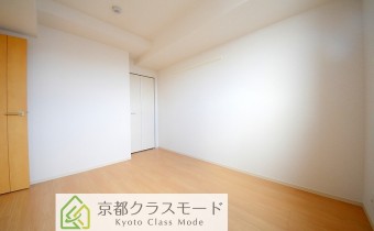 ※室内写真は同マンション内の303号室のものです。