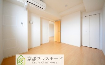 ※室内写真は同マンション内の303号室のものです。