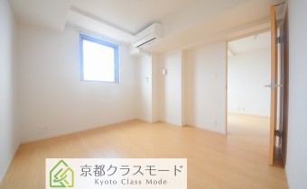 ※室内写真は同マンション内の303号室のものです。