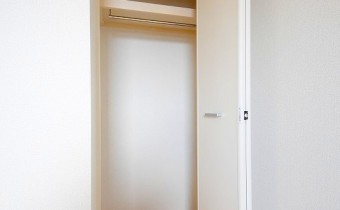 ※室内写真は同マンション内の303号室のものです。