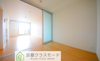 ※室内写真は同マンション内の303号室のものです。