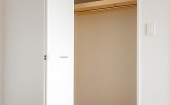 ※室内写真は同マンション内の303号室のものです。
