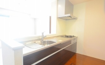 3口ガスシステムキッチン※同ハイツ別タイプの写真です