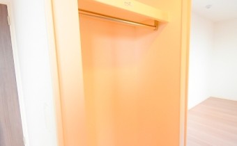 ウォークスルークローゼット　（内部）