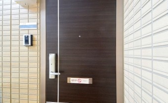 玄関ドア※同ハイツ別タイプの写真です