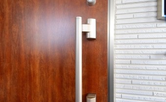 ダブルロックドア