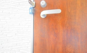 ダブルロックドア
