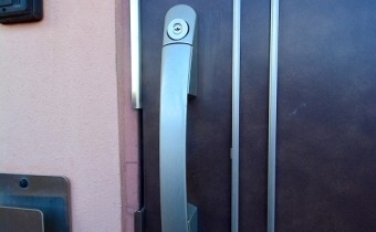 ダブルロックドア