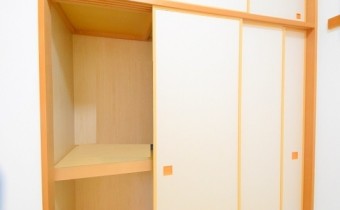 押入