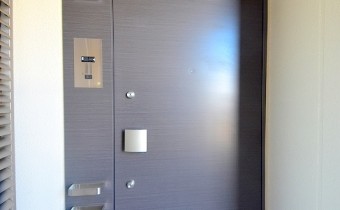 玄関ドア　※室内写真は同マンション内の別タイプのお部屋のものです。参考にご覧ください。