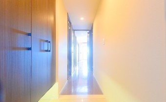 玄関　※室内写真は同マンション内の別タイプのお部屋のものです。参考にご覧ください。