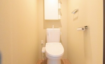 ウォシュレットトイレ　※室内写真は同マンション内の別タイプのお部屋のものです。参考にご覧ください。
