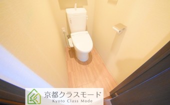 ウォシュレットトイレ　※室内写真は同マンション内の別タイプのお部屋のものです。参考にご覧ください。