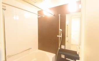 バスルーム　縦アングル　※室内写真は同マンション内の別タイプのお部屋のものです。参考にご覧ください。