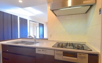 システムキッチン　※室内写真は同マンション内の別タイプのお部屋のものです。参考にご覧ください。