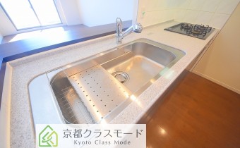 調理スペース＆シンク　※室内写真は同マンション内の別タイプのお部屋のものです。参考にご覧ください。