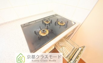 3口ガスコンロ（グリル付き）　※室内写真は同マンション内の別タイプのお部屋のものです。参考にご覧ください。