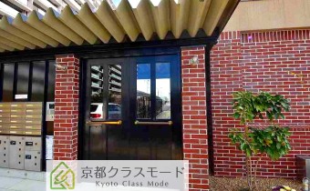レンガ調のマンションエントランス