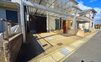 屋根付敷地内ガレージ