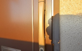 ダブルロックドア