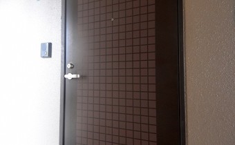 玄関ドア＊画像は同タイプ102号室のものです。