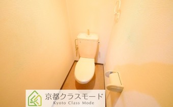 トイレ＊画像は同タイプ102号室のものです。