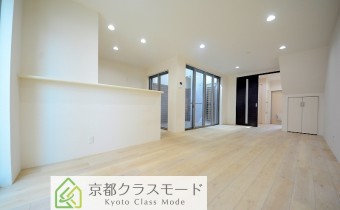 綺麗な「白」ベースの15.6帖のリビング♪中庭もあります！