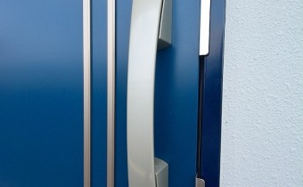 ダブルロックドア