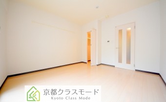 洋室は広々8.3帖タイプ！白系の明るい住空間♪