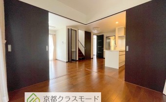 「シック」な雰囲気の室内空間♪収納が各所にあります！