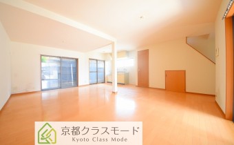 「広々・LDK18帖」＆「敷地内ガレージ付き」です♪