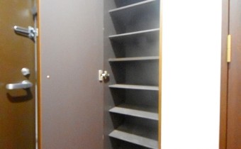 シューズBOX＊画像は同タイプ102号室のものです。