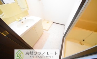 脱衣スペース＊画像は同タイプ102号室のものです。