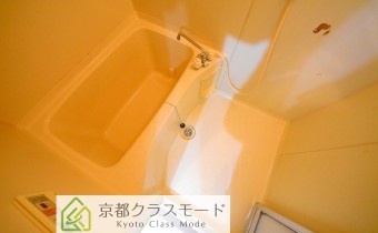 バスルーム＊画像は同タイプ102号室のものです。