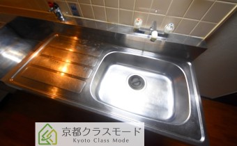 シンク＆調理スペース＊画像は同タイプ102号室のものです。