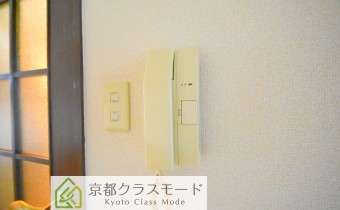 インターホン＊画像は同タイプ102号室のものです。