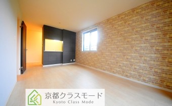 「レンガ風」の壁紙が印象的なリビングダイニング♪